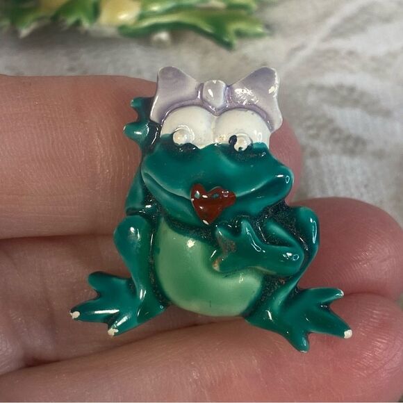 Vintage Frog Lapel Pins Set of 4 Charming Whimsical Jewelry - Picture 4 of 6